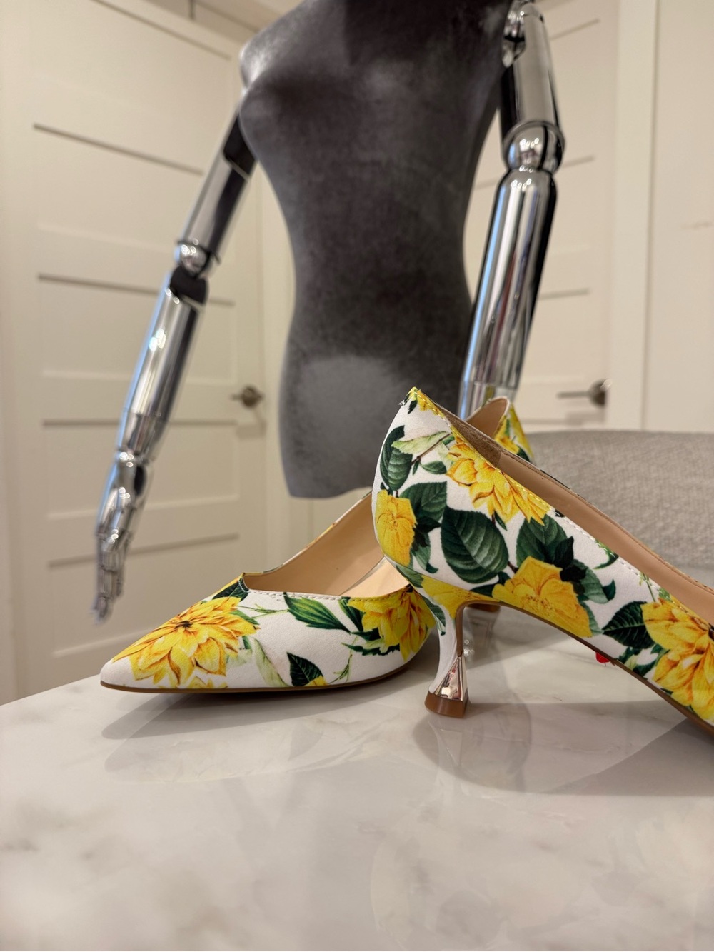 Nine West Yellow Floral Pointed Toe Kitten Heel Pumps Size 9M NWOB